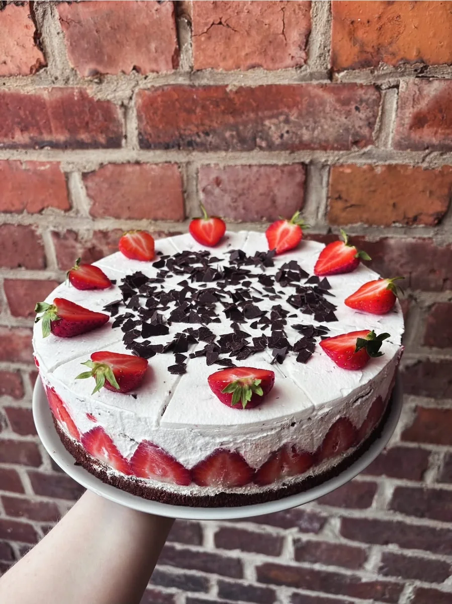 Erdbeer-Stracciatella-Sahnetorte