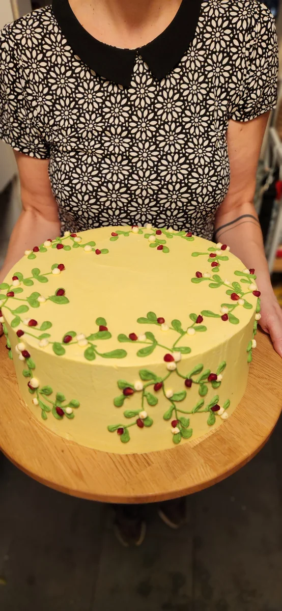 Individuelle Torte mit grünen Blütenranken