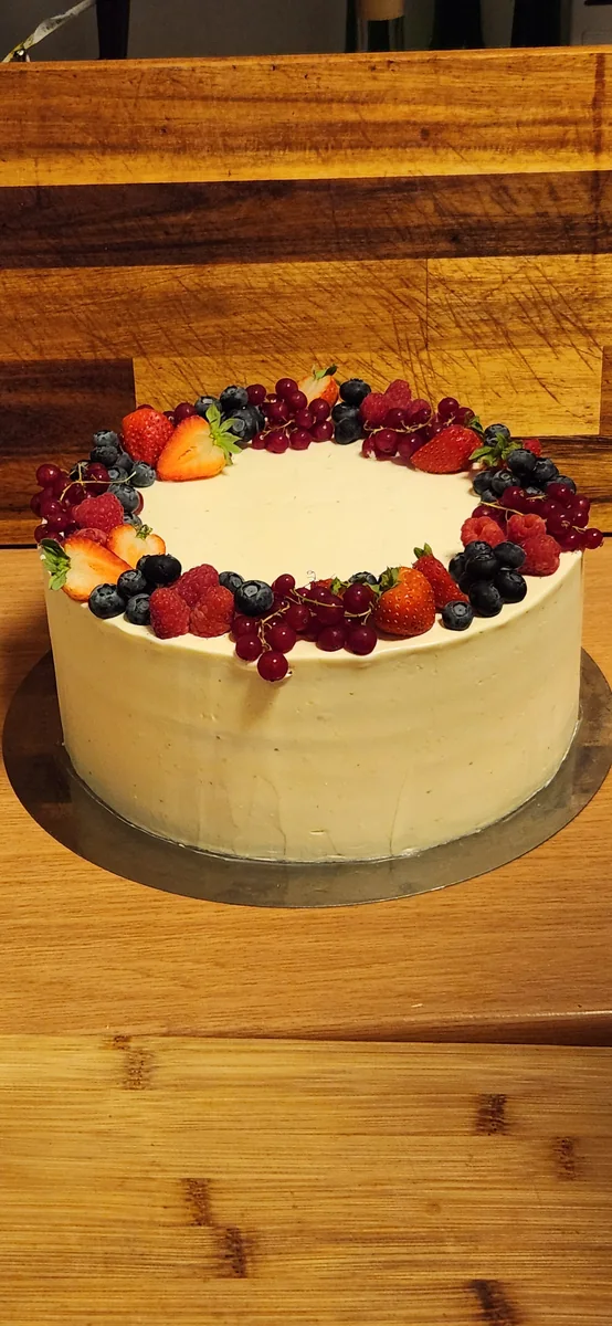 Individuelle Torte mit Beerenkranz
