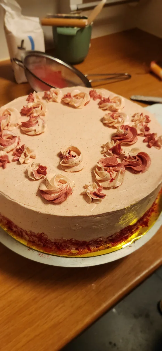 Individuelle Torte mit rosa Cremeblüten