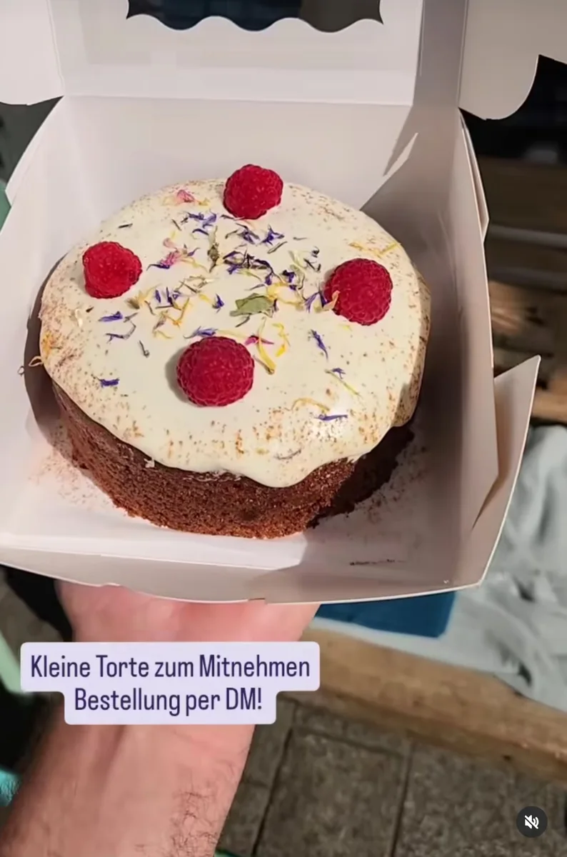 Kleine individuelle Himbeer-Blütentorte